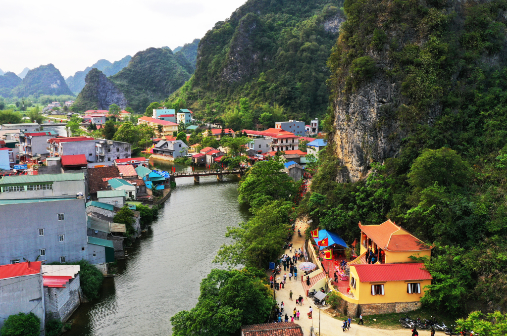 Miếu Long Vương bên bờ sông Bắc Vọng. 