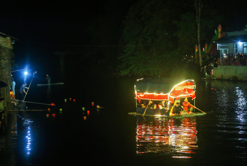 Nghi lễ thả đèn hoa đăng trên sông Bắc Vọng. 