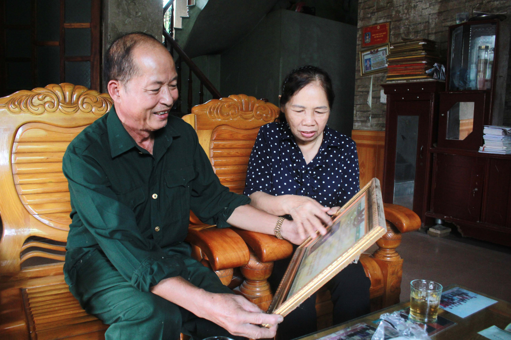 Cựu thanh niên xung phong Hà Quyết Chiến ôn lại kỷ niệm với đồng đội.