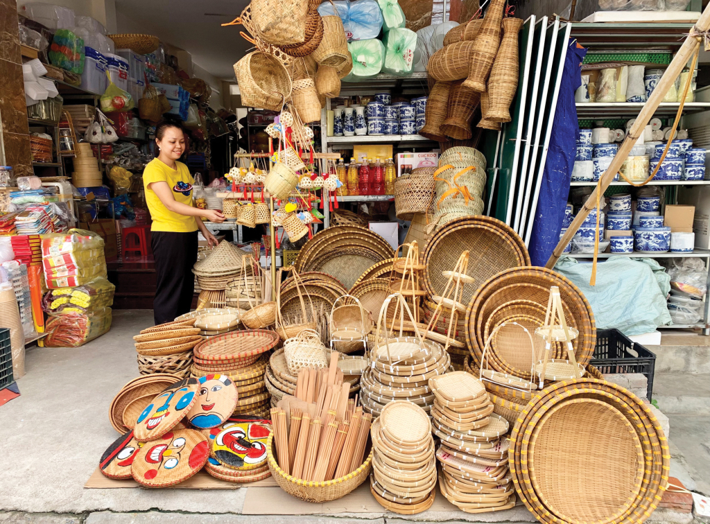 Nhiều cửa hàng bán đồ mây tre đan với đủ chủng loại, kích thước, hình dáng và giá thành khác nhau.