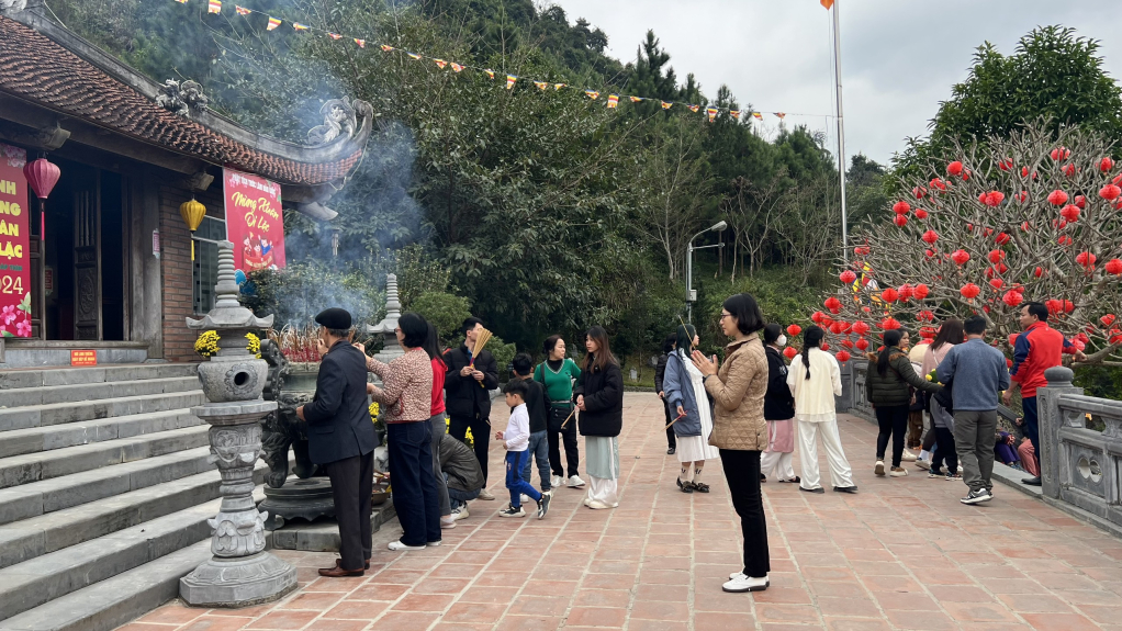 KHUÔN MẶT AN NHIÊN CỦA NGƯỜI ĐI LỄ GIỮA KHÓI HƯƠNG TRẦM MẶC