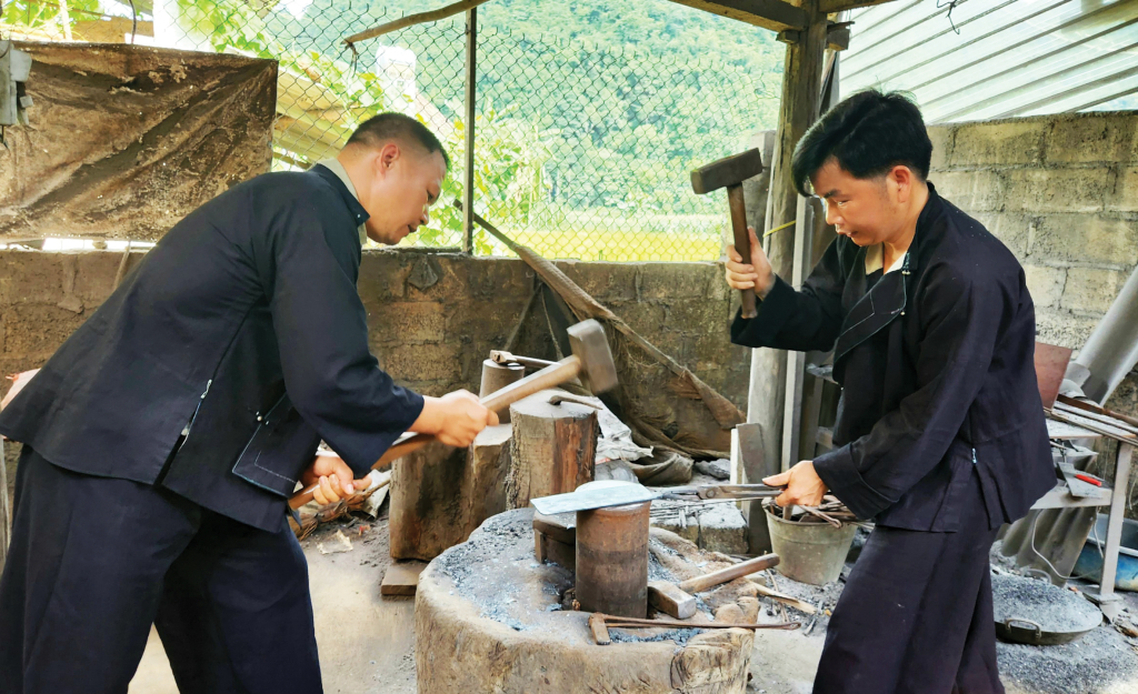 Làng rèn Phúc Sen