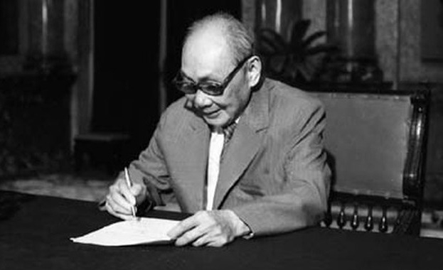 Đồng chí Võ Chí Công ký lệnh công bố Hiến pháp nước CHXHCN Việt Nam năm 1992, ngày 13/4/1992 tại Phủ Chủ tịch. Ảnh: T.L