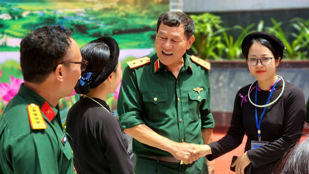 Trung tướng, Anh hùng LLVT nhân dân Phạm Tuân trò chuyện với thế hệ trẻ huyện Nguyên Bình. Ảnh: Thùy Linh