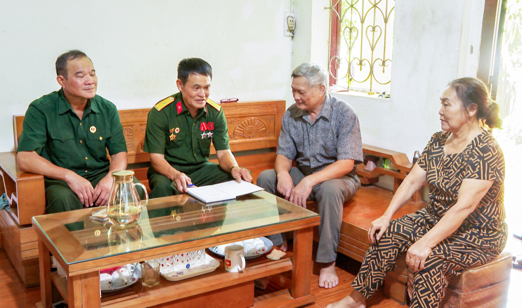 Cựu chiến binh Nông Trọng Tuyến (thứ 2 từ trái sang) tuyên truyền chủ trương của Đảng, chính sách, pháp luật của Nhà nước đến hội viên.
