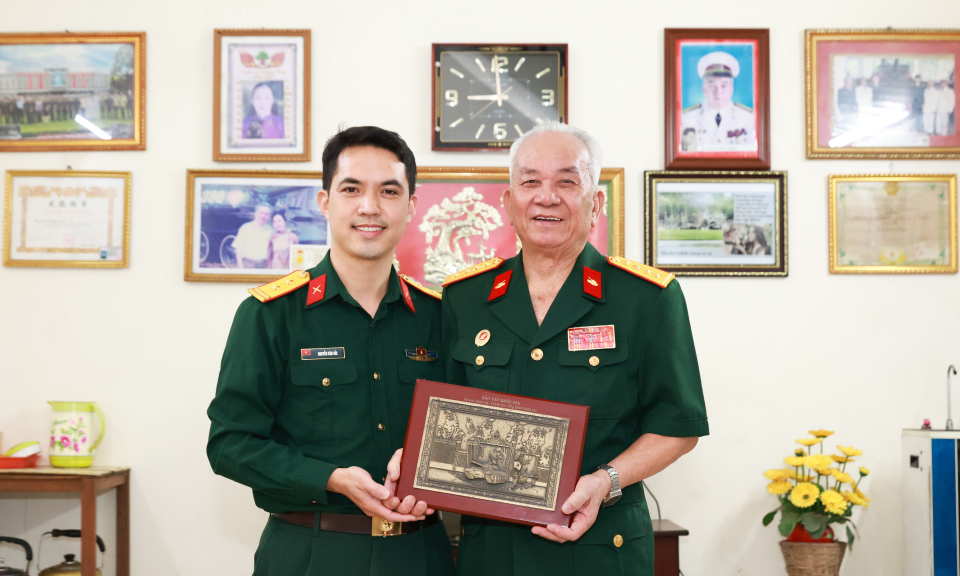 Ai là người chiến sĩ cắm lá cờ đầu tiên trên nóc Dinh Độc Lập?
