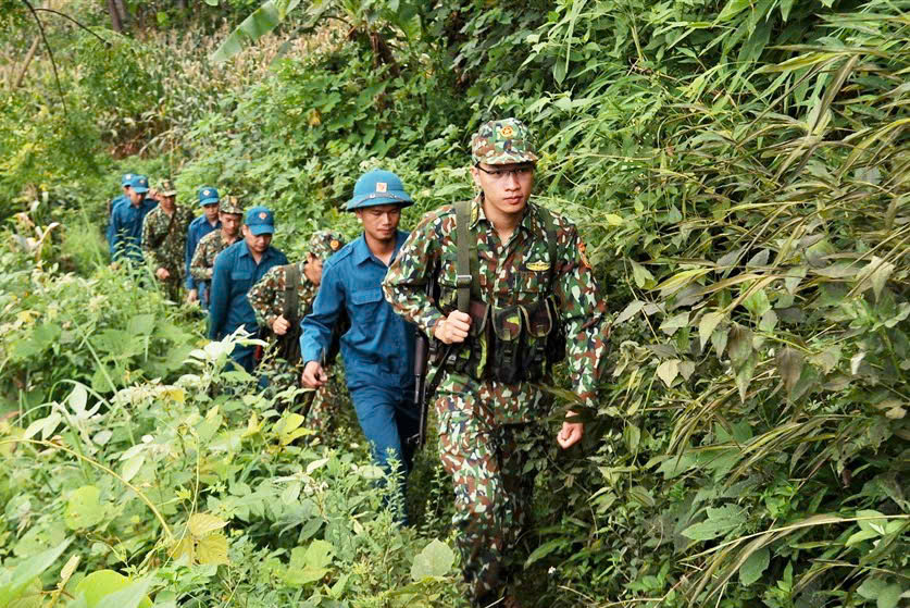 Cán bộ, chiến sĩ Đồn Biên phòng Thị Hoa phối hợp với dân quân tuần tra đường biên giới.