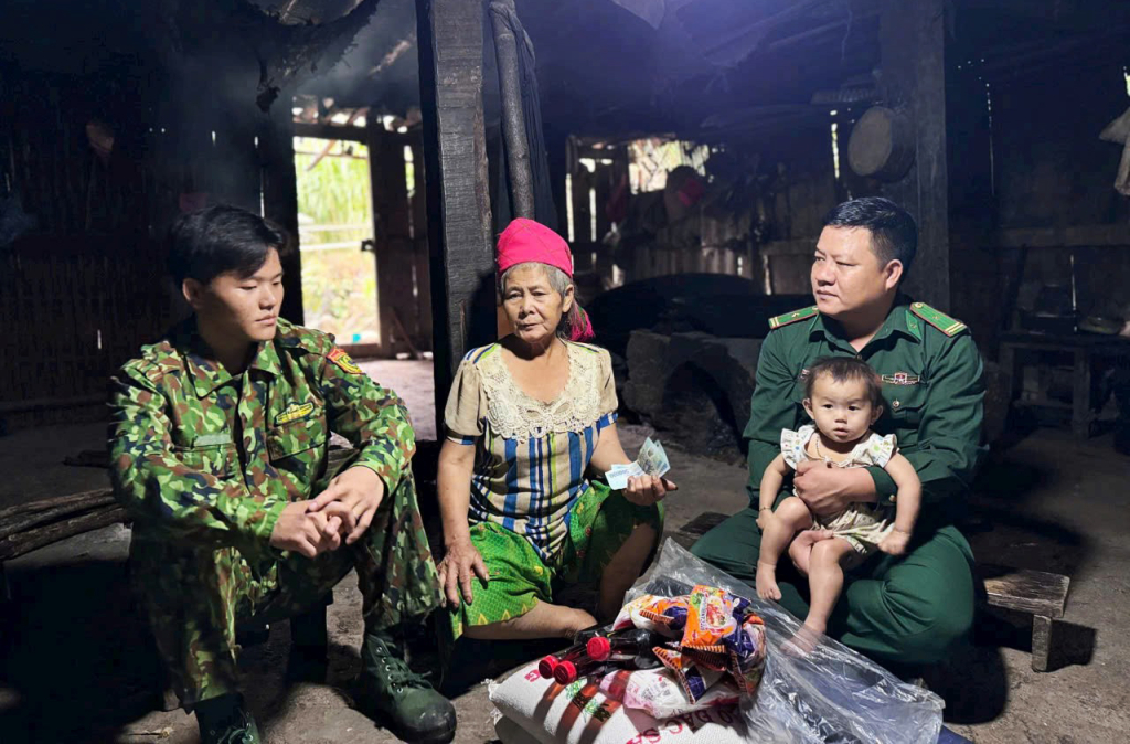 Thiếu tá Dương Văn Giang tặng quà, động viên bà nội của con nuôi Vừ Mí Lầu.