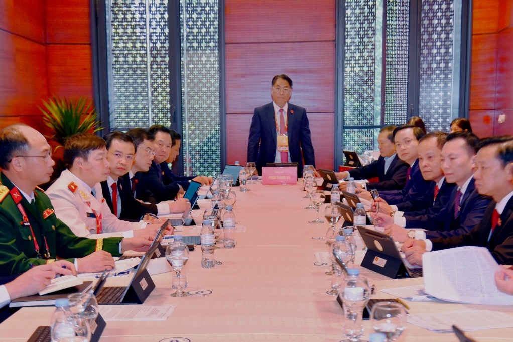 Đồng chí Phan Thăng An, Bí thư Tỉnh ủy, Trưởng đoàn đại biểu tỉnh kết luận buoorki thảo luận.