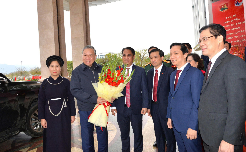 Các đồng chí lãnh đạo tỉnh đón Tổng Bí thư Tô Lâm tại trụ sở Tỉnh ủy Cao Bằng.