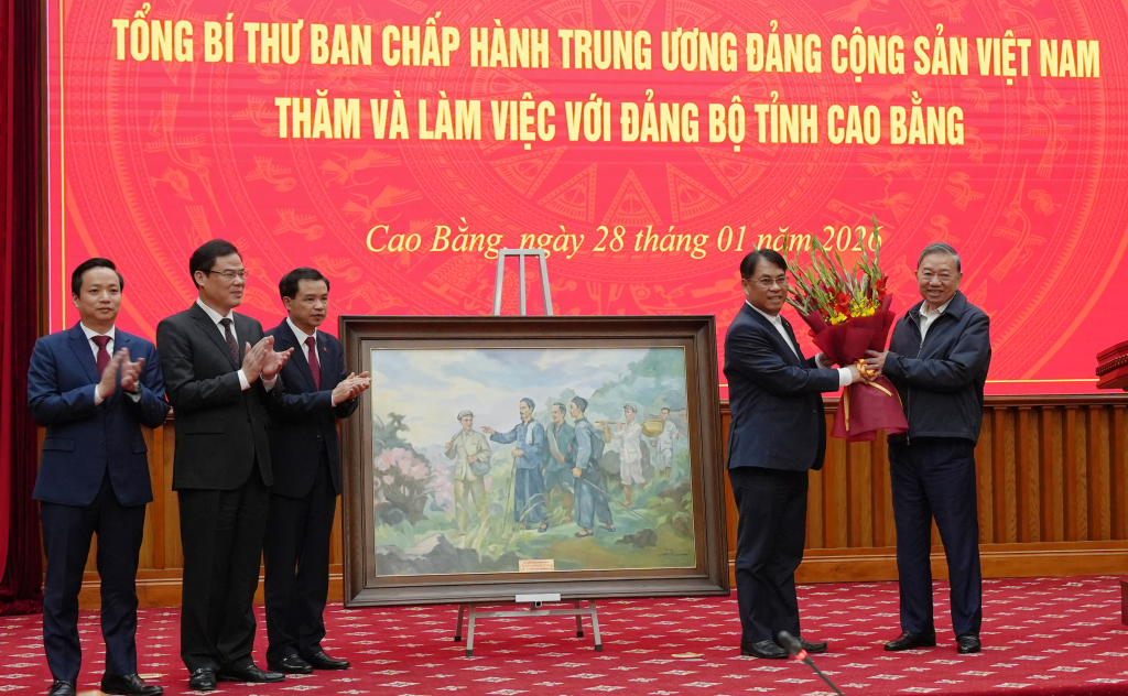 Lãnh đạo tỉnh Cao Bằng tặng hoa chúc mừng Tổng Bí thư Tô Lâm tái đắc cử và tặng quà lưu niệm của tỉnh cho Tổng Bí thư