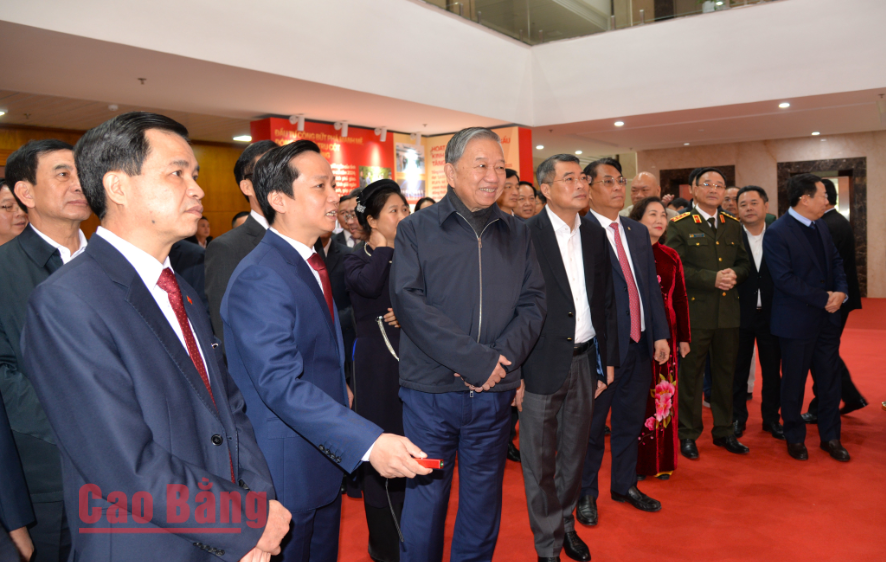 Tổng Bí thư Tô Lâm và các đồng chí lãnh đạo Đảng, Nhà nước tham quan không gian trưng bày tại Tỉnh ủy Cao Bằng.