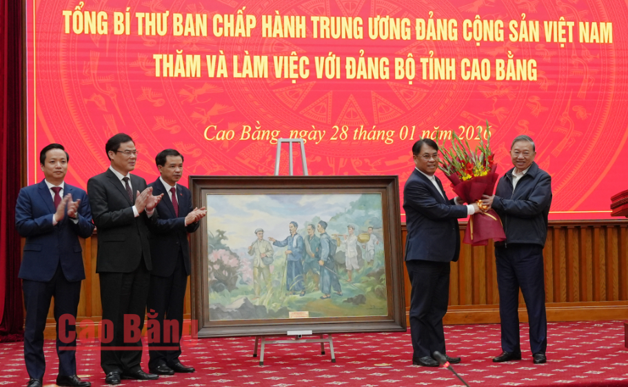 Lãnh đạo tỉnh Cao Bằng tặng hoa chúc mừng Tổng Bí thư Tô Lâm tái đắc cử và tặng quà lưu niệm của tỉnh cho Tổng Bí thư