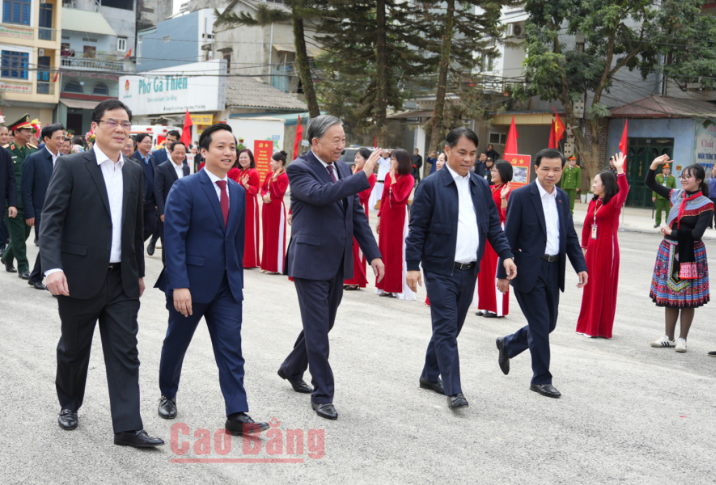 Tổng Bí thư Tô Lâm gặp mặt, nói chuyện với nhân dân các dân tộc tỉnh Cao Bằng.