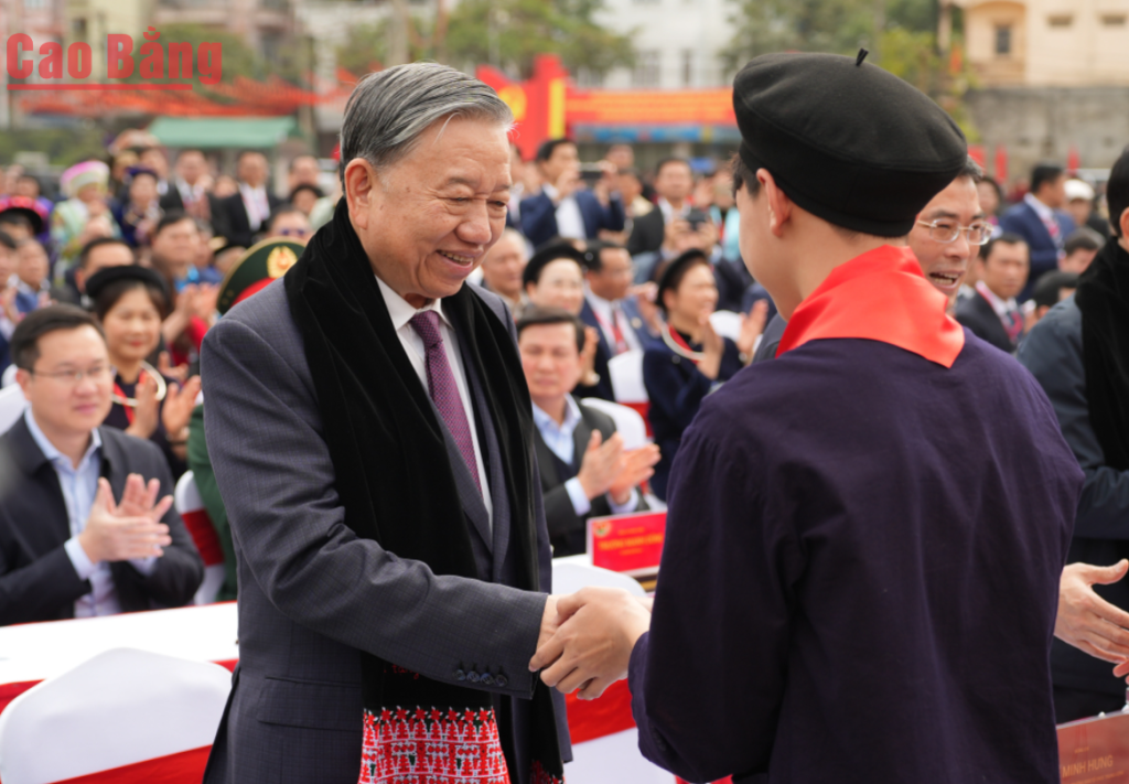 Các em học sinh tỉnh Cao Bằng trao tặng khăn họa tiết Dao đỏ