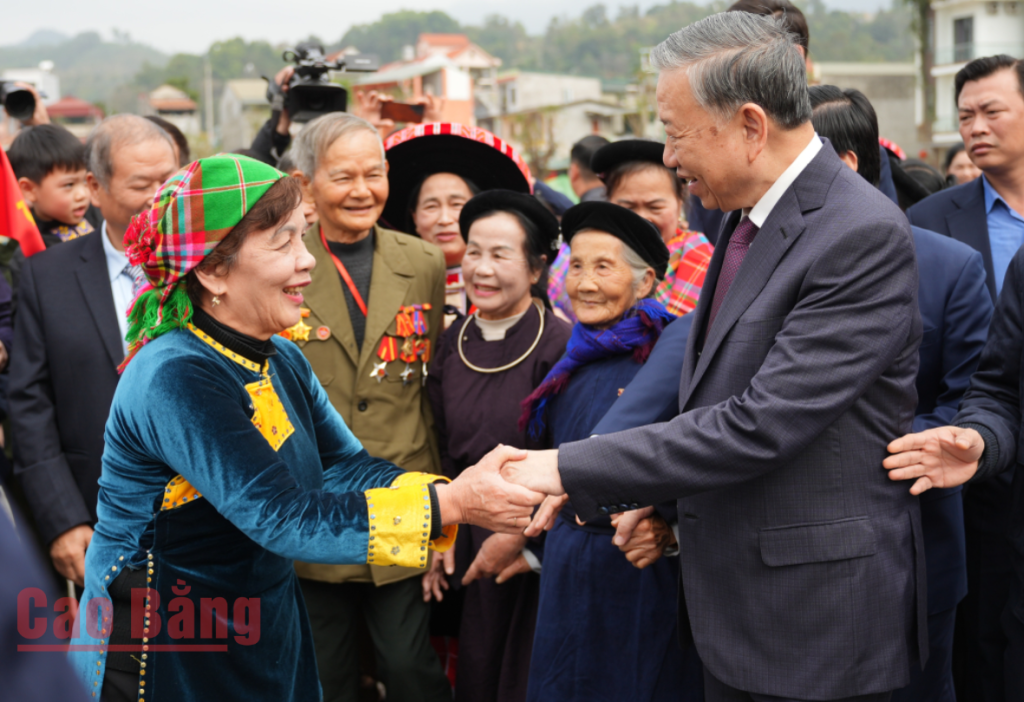 Tổng Bí thư Tô Lâm với nhân dân các dân tộc tỉnh Cao Bằng.