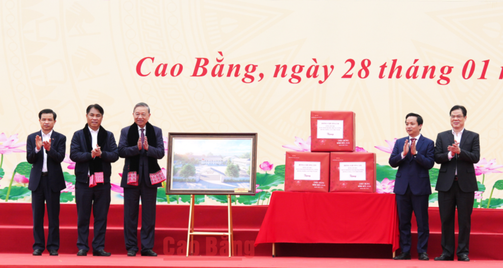 Đảng bộ và Nhân dân tỉnh Cao Bằng trao tặng đồng chí Tổng Bí thư tác phẩm nghệ thuật “Bác Hồ về nước”.