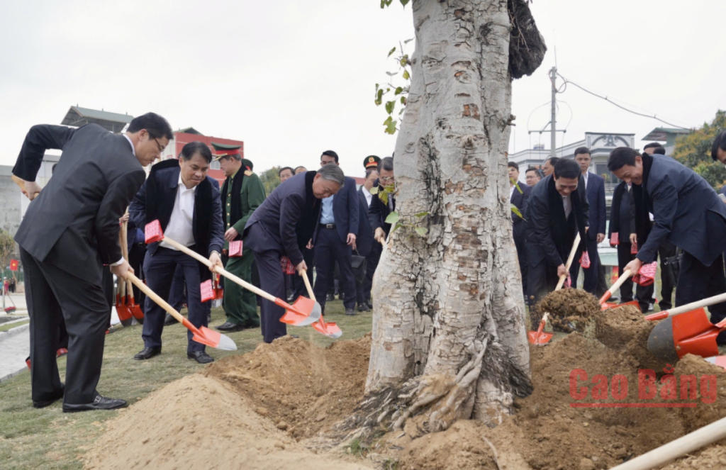 Tổng Bí thư Tô Lâm và các đồng chí lãnh đạo Trung ương, địa phương trồng cây lưu niệm.