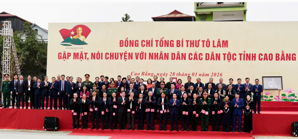 Tổng Bí thư Tô Lâm chụp ảnh lưu niệm cùng lãnh đạo, nhân dân các dân tộc tỉnh Cao Bằng.