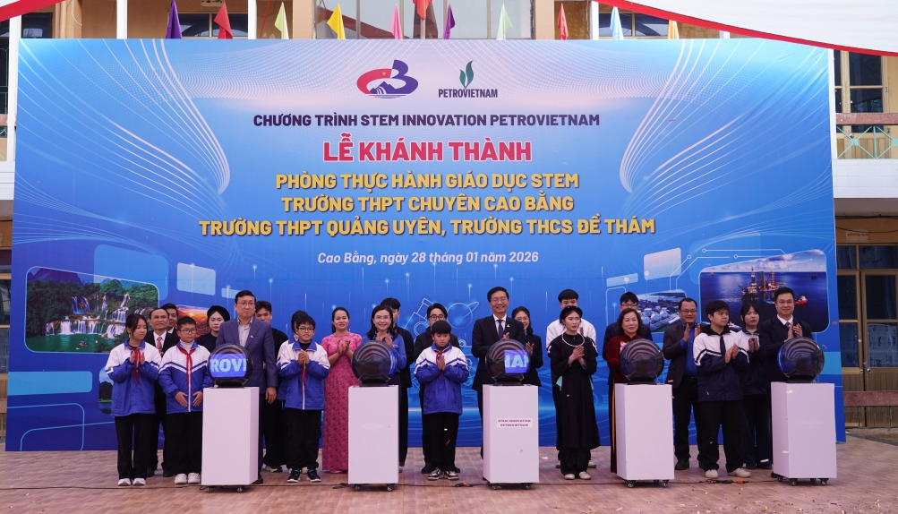 Các đại biểu thực hiện nghi thức khánh thành phòng thực hành giáo dục STEM Trường THPT Chuyên