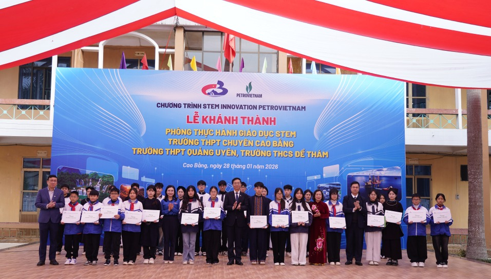 Tập đoàn Công nghiệp, Năng lượng Quốc gia Việt Nam trao tặng quà, học bổng cho học sinh có hoàn cảnh khó khăn, có thành tích học tập tốt.