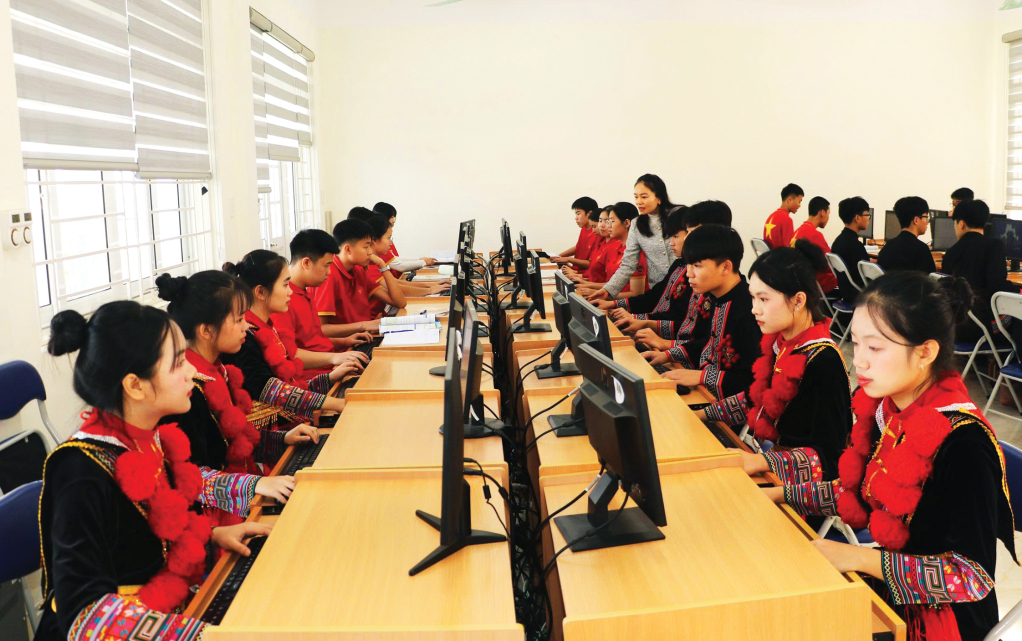 Học sinh Trường Phổ thông Dân tộc nội trú tỉnh ứng dụng công nghệ thông tin trong học tập.