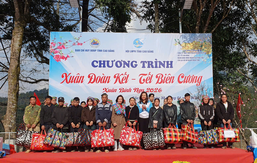 Trao 250 suất quà "Xuân đoàn kết - Tết...