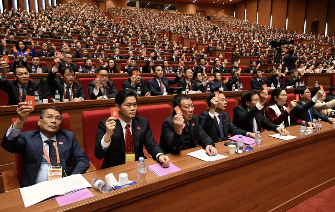 Các đại biểu biểu quyết trong phiên họp ngày 22/1.