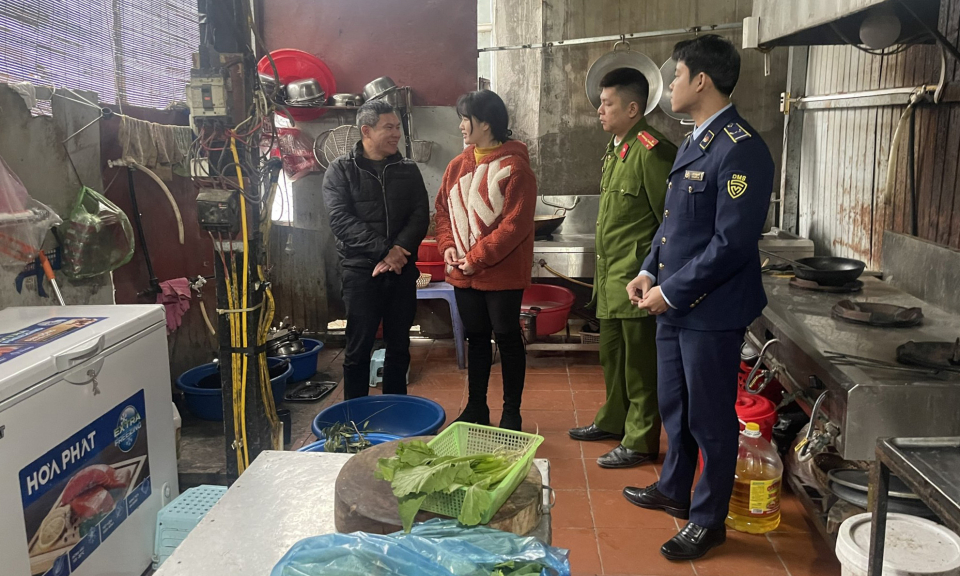 Phát hiện, xử lý 1 nhà hàng sử dụng người trực tiếp chế biến thức ăn chưa được xác nhận tập huấn kiến thức an toàn vệ sinh thực phẩm 
