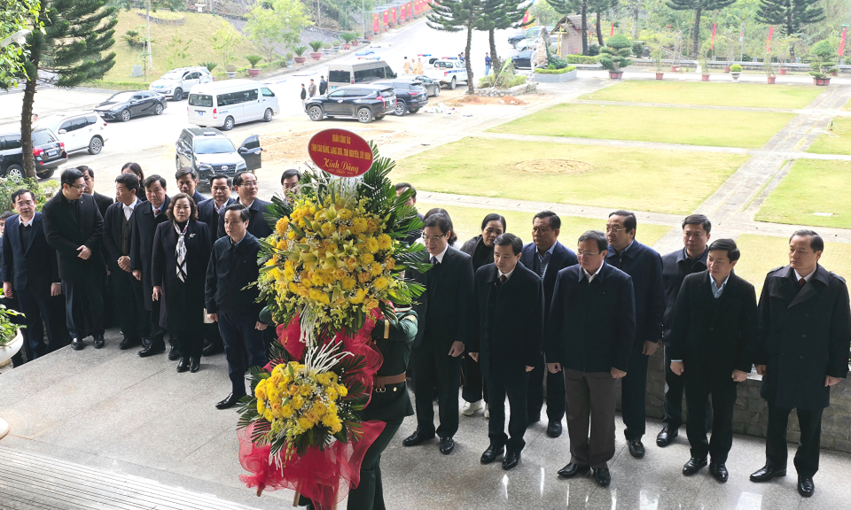 Đoàn đại biểu 4 tỉnh: Cao Bằng, Lạng Sơn, Tây Ninh, Thái Nguyên dâng hương, dâng hoa Đền thờ Chủ tịch Hồ Chí Minh, Khu di tích Quốc gia đặc biệt Pác Bó