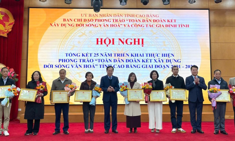 Khen thưởng 9 tập thể và 14 hộ gia đình có thành tích xuất sắc trong thực hiện phong trào thi đua “Toàn dân đoàn kết xây dựng đời sống văn hóa” giai đoạn 2001 - 2025