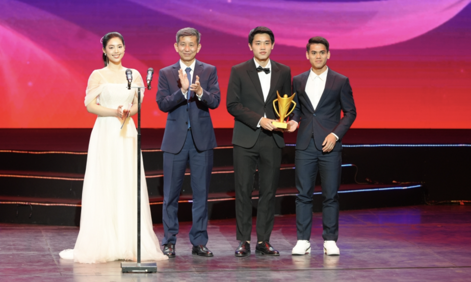 C&uacute;p Chiến thắng 2025: Đ&igrave;nh Bắc c&ugrave;ng U22 Việt Nam xuất sắc được vinh danh