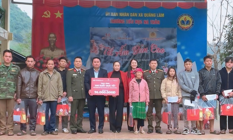 Quảng L&acirc;m trao qu&agrave; tết cho học sinh v&agrave; hộ ngh&egrave;o