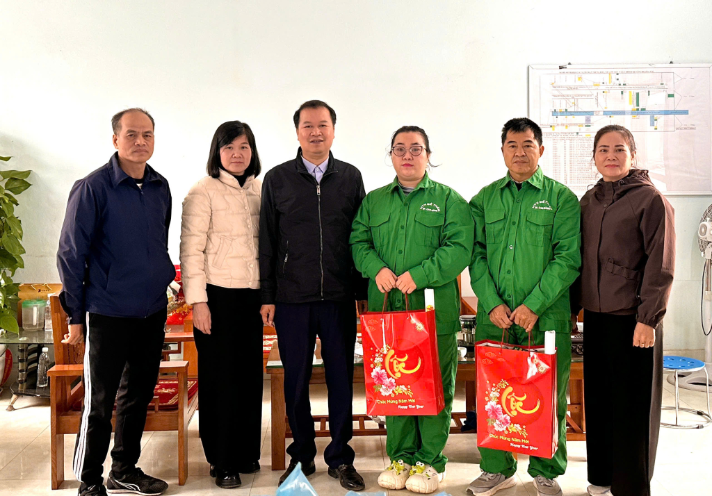 Liên minh HTX tỉnh tặng quà HTX Môi trường Đề Thám.