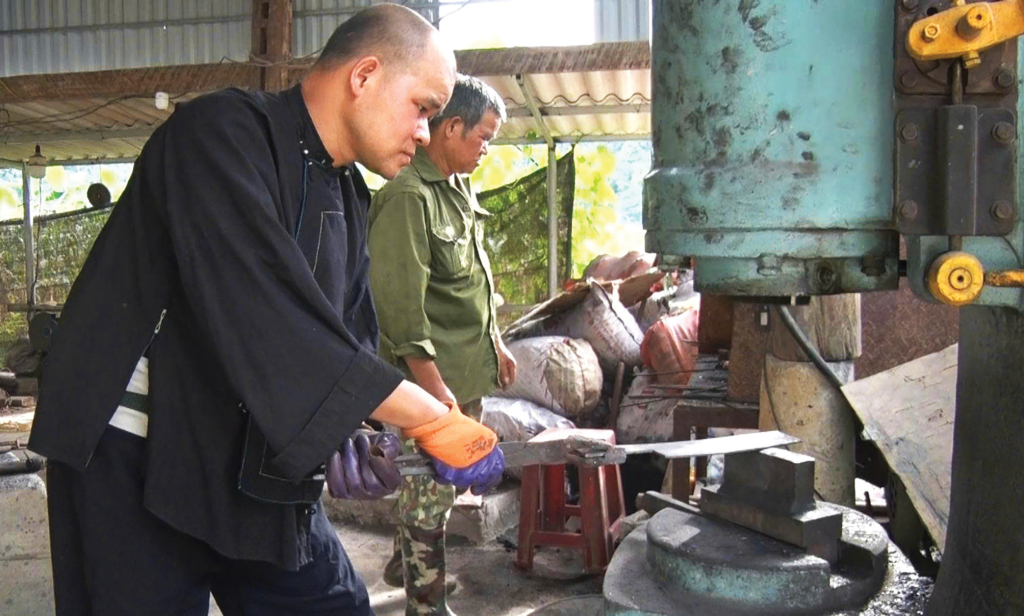 Hầu hết các hộ gia đình ở Phúc Sen đều có lò rèn và những bí quyết nghề rèn của riêng mình.