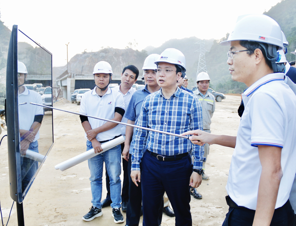 Chủ tịch UBND tỉnh Lê Hải Hòa kiểm tra tiến độ thi công các hạng mục tại công trường tuyến cao tốc Đồng Đăng - Trà Lĩnh.