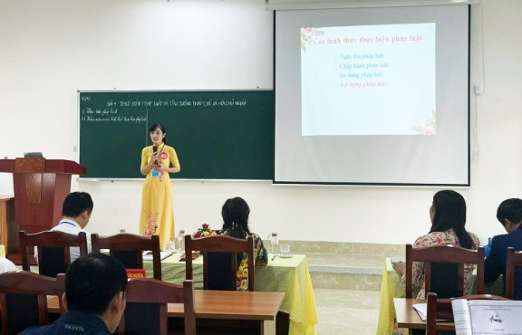 Giảng viên Trường Chính trị Hoàng Đình Giong áp dụng phương pháp giảng dạy tích cực.