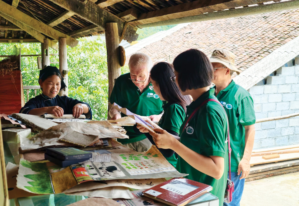 Đoàn chuyên gia UNESCO khảo sát, đánh giá thực địa tại điểm di sản làng giấy bản Dìa Trên, xã Quảng Uyên.