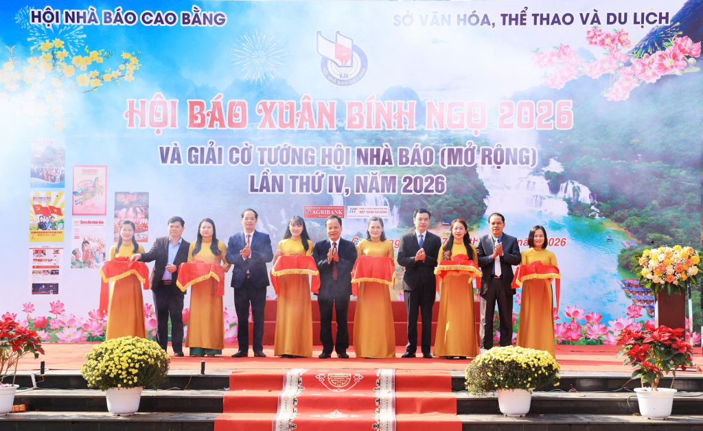 Các đại biểu cắt băng khai mạc Hội Báo Xuân Bính Ngọ 2026.