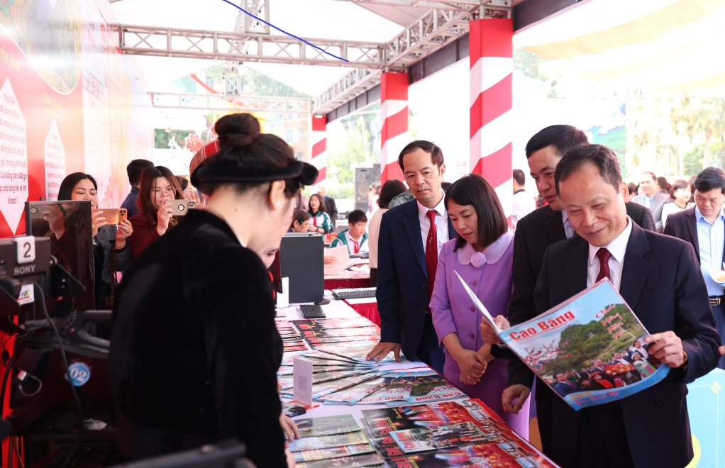 Các đại biểu tham quan gian trưng bày các ấn phẩm báo cuân của Báo và Phát thanh, truyền hình Cao Bằng.