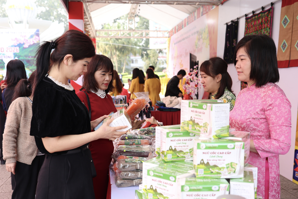 Năm nay, không khuôn khổ Hội báo, có gian hàng Liên minh Hợp tác xã tỉnh trưng bày, giới thiệu các sản phẩm đặc sản địa phương.