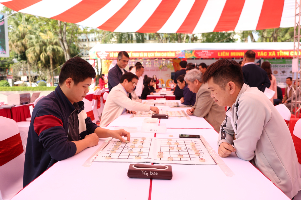 Sau lễ khai mạc, diễn ra Giải cờ tướng Hội Nhà báo (mở rộng) lần thứ IV thu hút đông đảo nhân dân trên địa bàn tham gia.