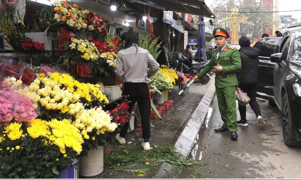 Phường Thục Ph&aacute;n ra qu&acirc;n cao điểm lập lại trật tự đ&ocirc; thị dịp Tết Nguy&ecirc;n đ&aacute;n B&iacute;nh Ngọ 2026