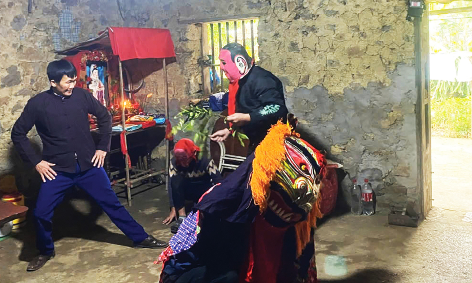 Người nghệ nh&acirc;n neo giữ di sản m&uacute;a Kỳ lằn nơi bi&ecirc;n viễn