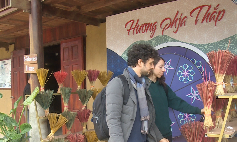     L&agrave;ng nghề mở hướng ph&aacute;t triển du lịch 