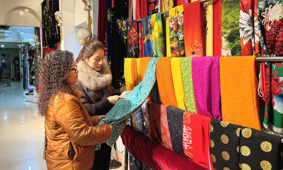 T&agrave; &aacute;o d&agrave;i trong hồn tết Việt