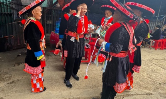 Sắc m&agrave;u văn h&oacute;a Dao đỏ tại phi&ecirc;n chợ xu&acirc;n