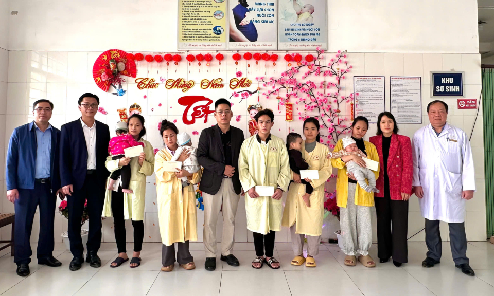  L&atilde;nh đạo phường T&acirc;n Giang thăm, tặng qu&agrave; Tết tại một số đơn vị tr&ecirc;n địa b&agrave;n