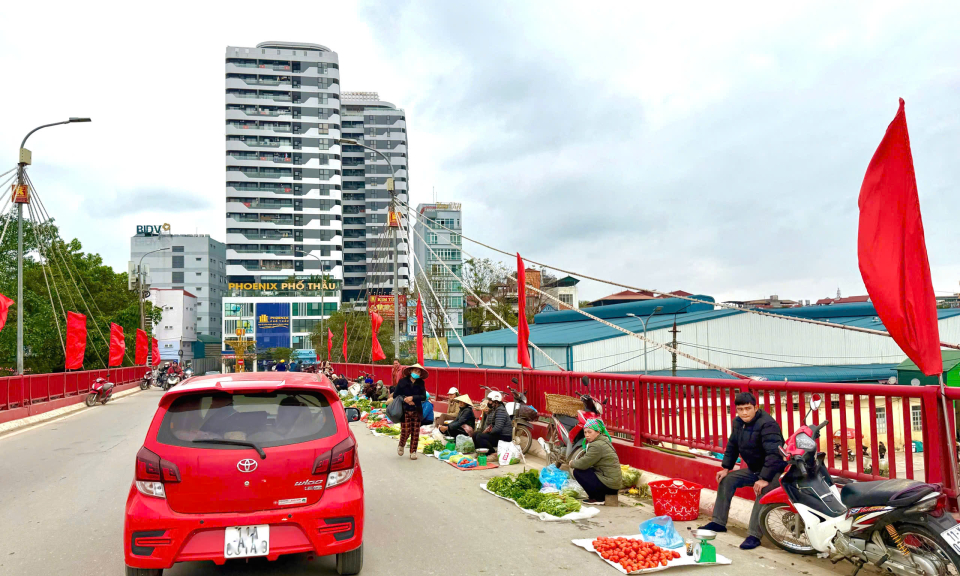 T&aacute;i diễn t&igrave;nh trạng b&agrave;y b&aacute;n thực phẩm tự ph&aacute;t sai quy định khu vực trung t&acirc;m tỉnh