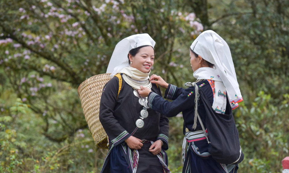 M&ugrave;a xu&acirc;n tr&ecirc;n bản Dao Tiền